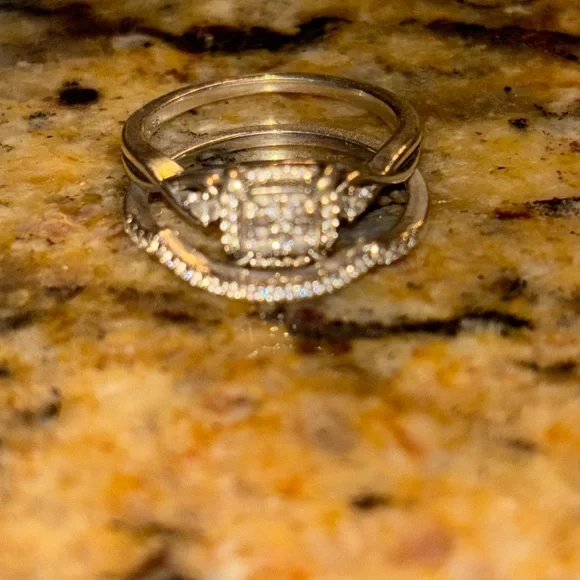 Elegant Silver Diamond Ring Set - Picture 6 of 9